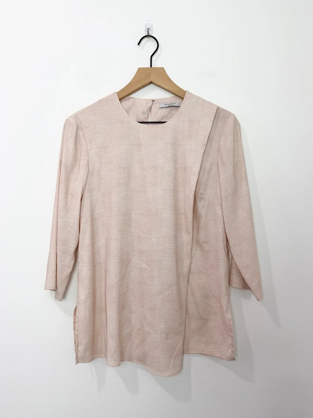 MM Lafleur Bourgeois Blouse Size Small Beige Drape Split Front Silky Line Print